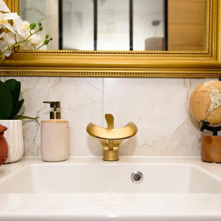 Entier A Deux Pas De La Place Ducale *