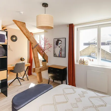 Entier A Deux Pas De La Place Ducale Daire *